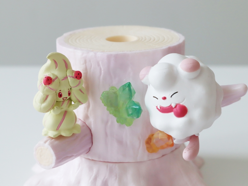 今度はきらめく神秘的な木がテーマ リーメントの大人気シリーズ あつめて かさねて ポケモンの森6 しんぴ輝く場所 が登場 ポケモンだいすきクラブ