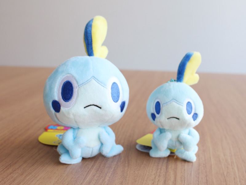 大人気「POKÉMON DOLLS」にサルノリ・ヒバニー・メッソンが仲間入り