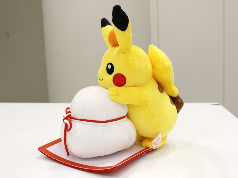 ポケモンたちと新年を迎えよう ピカチュウと鏡餅のぬいぐるみや重箱などのお正月アイテムが登場 11 22 金 発売 ポケモンだいすきクラブ